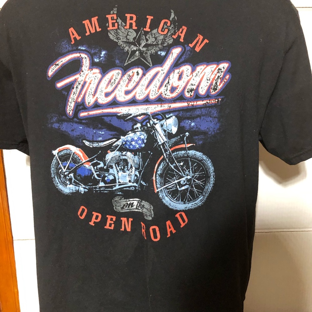 American Freedom 2XL Men’s motorcycle on the road black tee.